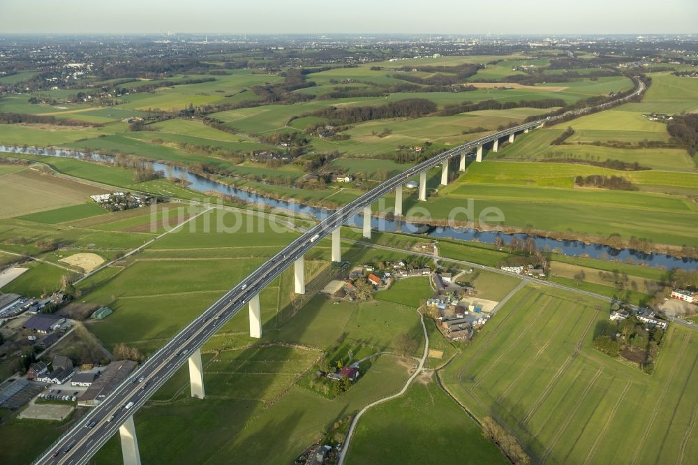 Mülheim an der Ruhr aus der Vogelperspektive: Brücke an der Bundesautobahn in Mülheim an der Ruhr im Bundesland Nordrhein-Westfalen