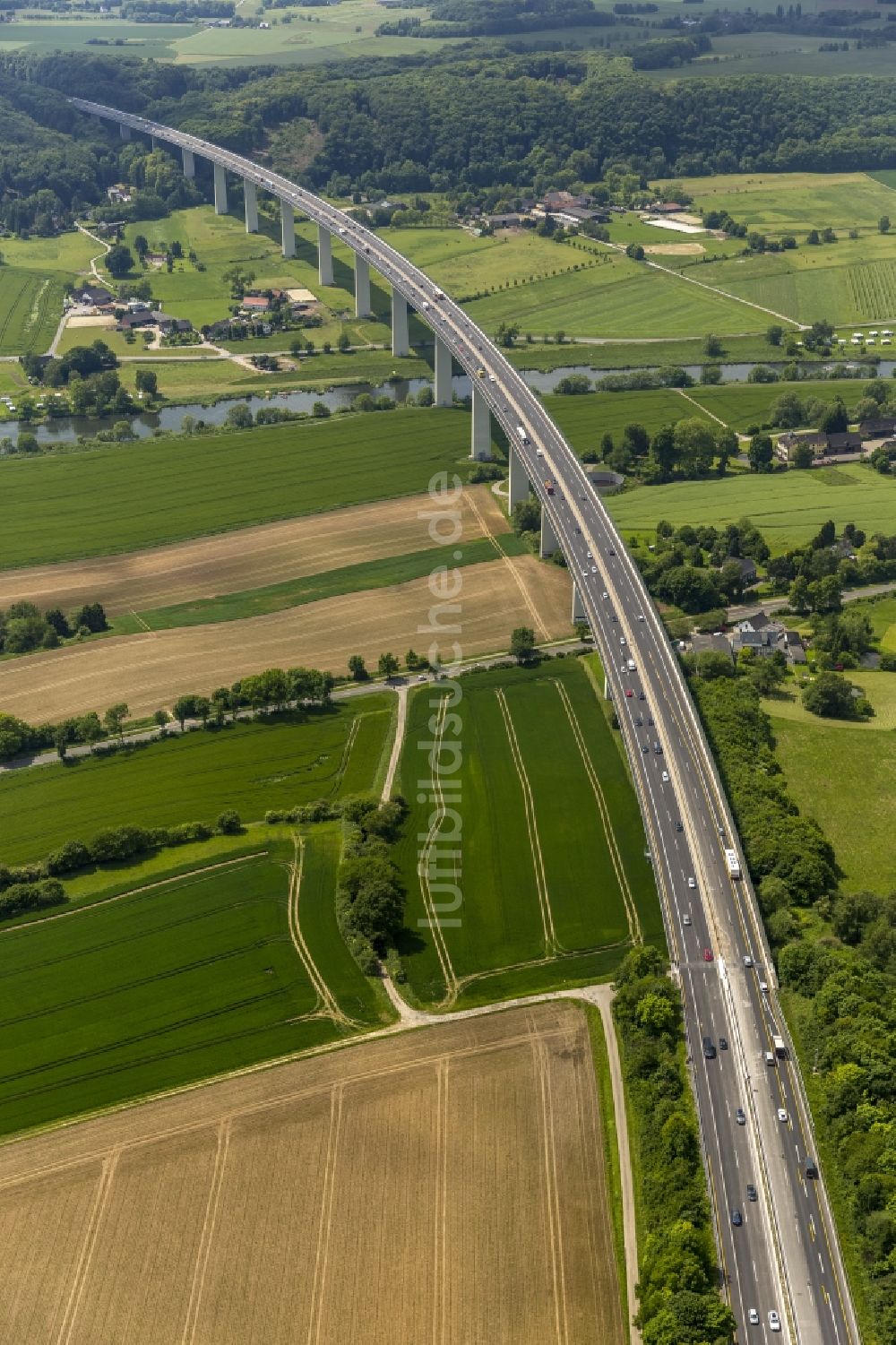 Mülheim an der Ruhr aus der Vogelperspektive: Brücke an der Bundesautobahn in Mülheim an der Ruhr im Bundesland Nordrhein-Westfalen