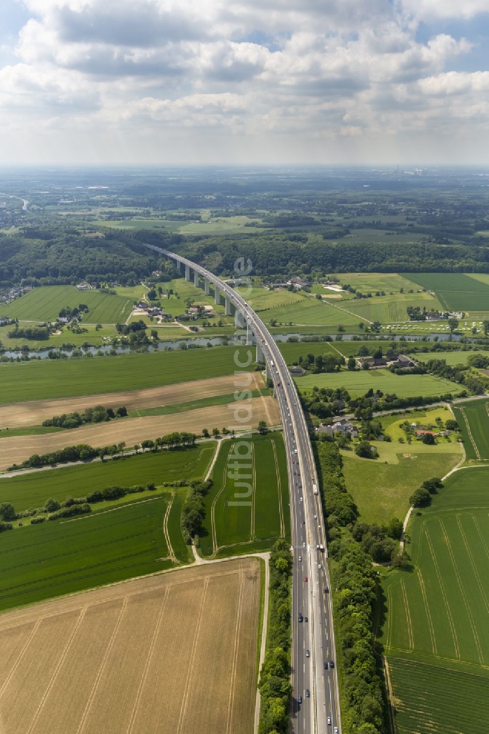 Luftbild Mülheim an der Ruhr - Brücke an der Bundesautobahn in Mülheim an der Ruhr im Bundesland Nordrhein-Westfalen