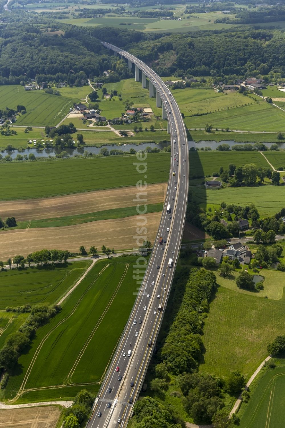 Luftaufnahme Mülheim an der Ruhr - Brücke an der Bundesautobahn in Mülheim an der Ruhr im Bundesland Nordrhein-Westfalen