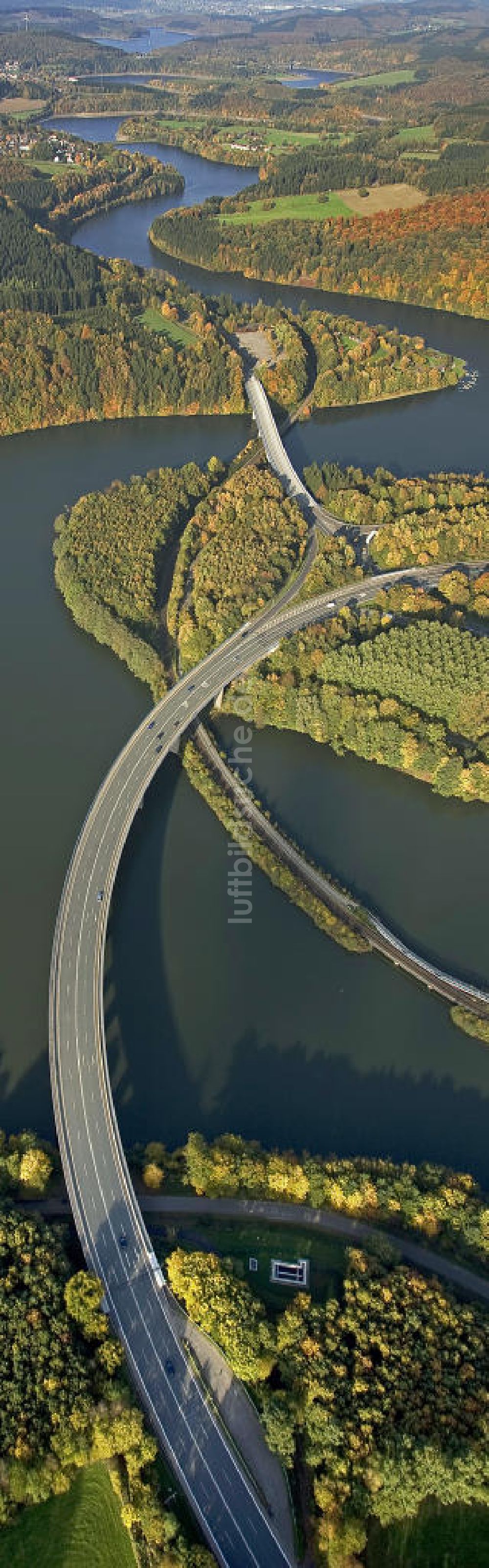 Olpe aus der Vogelperspektive: Brücke der Bundesstraße 55 über den Biggesee