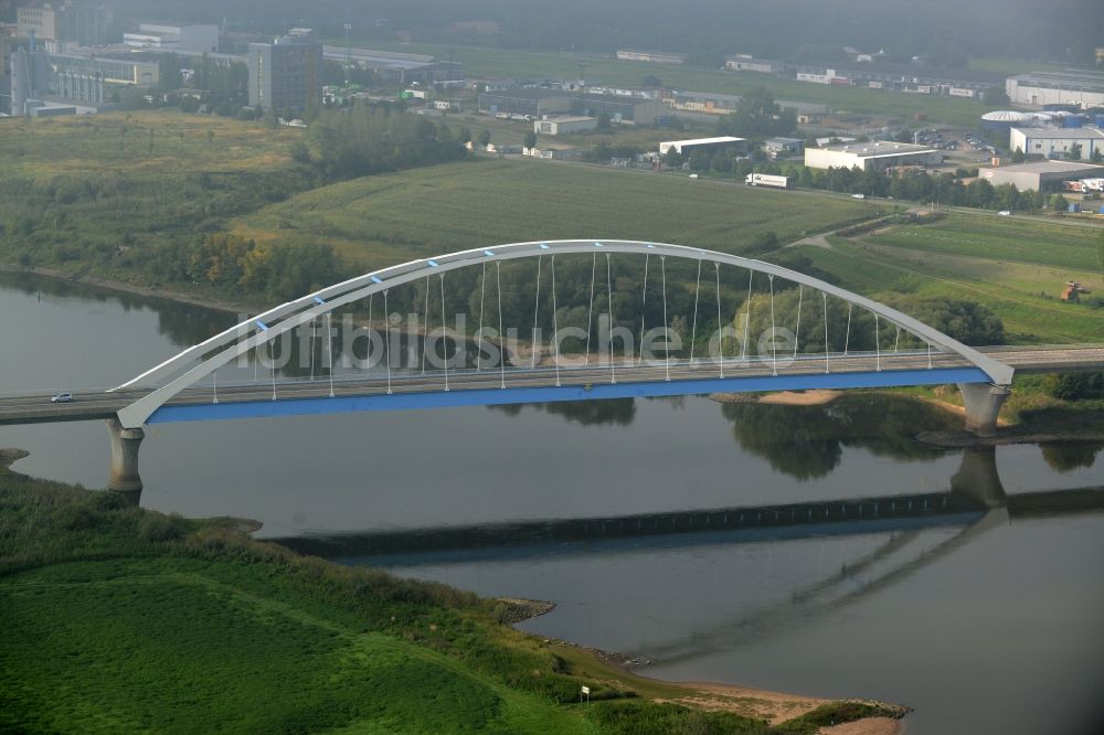 Tangermünde von oben - Brücke mit der Bundesstraße B188 über dem Fluss Elbe in Tangermünde im Bundesland Sachsen-Anhalt