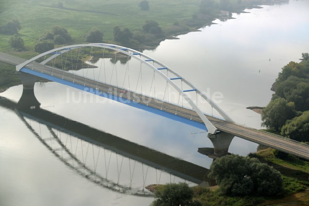 Tangermünde aus der Vogelperspektive: Brücke mit der Bundesstraße B188 über dem Fluss Elbe in Tangermünde im Bundesland Sachsen-Anhalt