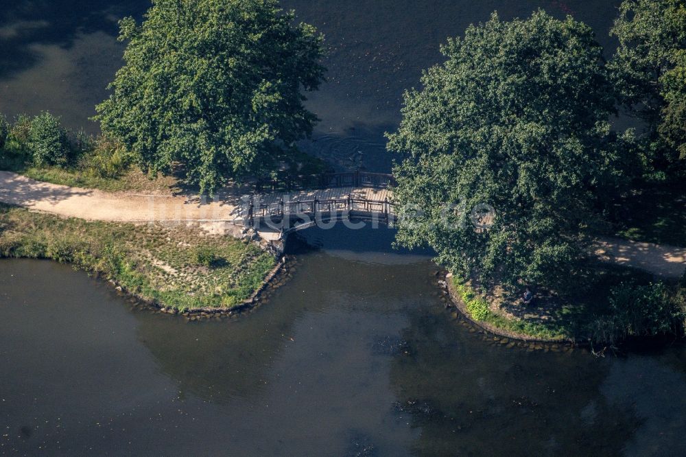 Leipzig aus der Vogelperspektive: Brücke auf einem See im Johanna- Park über in Leipzig im Bundesland Sachsen, Deutschland