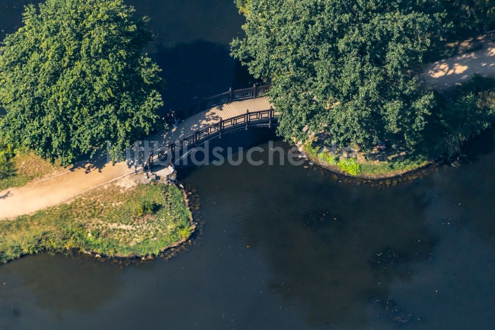 Leipzig von oben - Brücke auf einem See im Johanna- Park über in Leipzig im Bundesland Sachsen, Deutschland