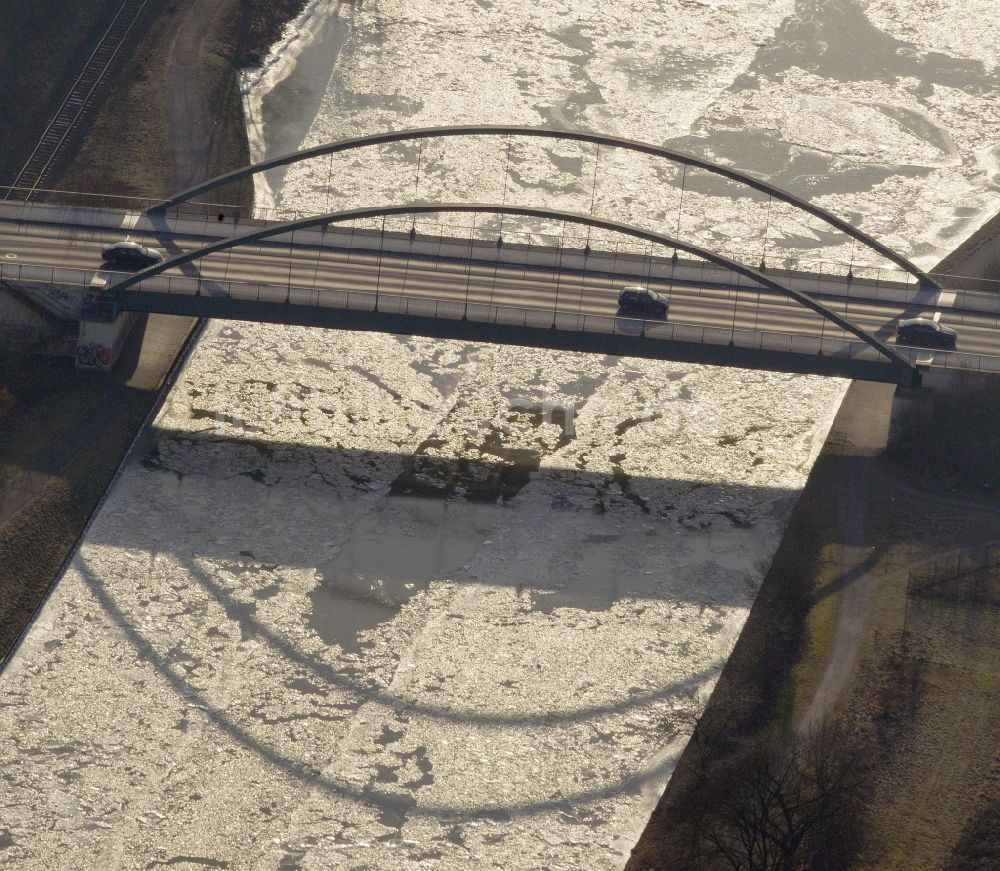 Voerde aus der Vogelperspektive: Brücke der Hindenburgstraße im Winter in Voerde im Bundesland Nordrhein-Westfalen