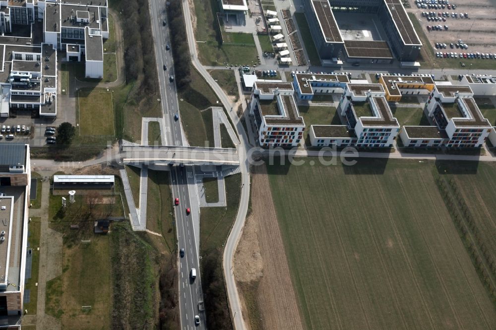 Luftbild Mainz - Brücke ins Nichts. Baustelle zum Neubau des Straßen- Brückenbauwerks zwischen Uni-Campus und dem Erweiterungsgelände der Uni (Hochschule Mainz, Wohnheim, in Mainz im Bundesland Rheinland-Pfalz