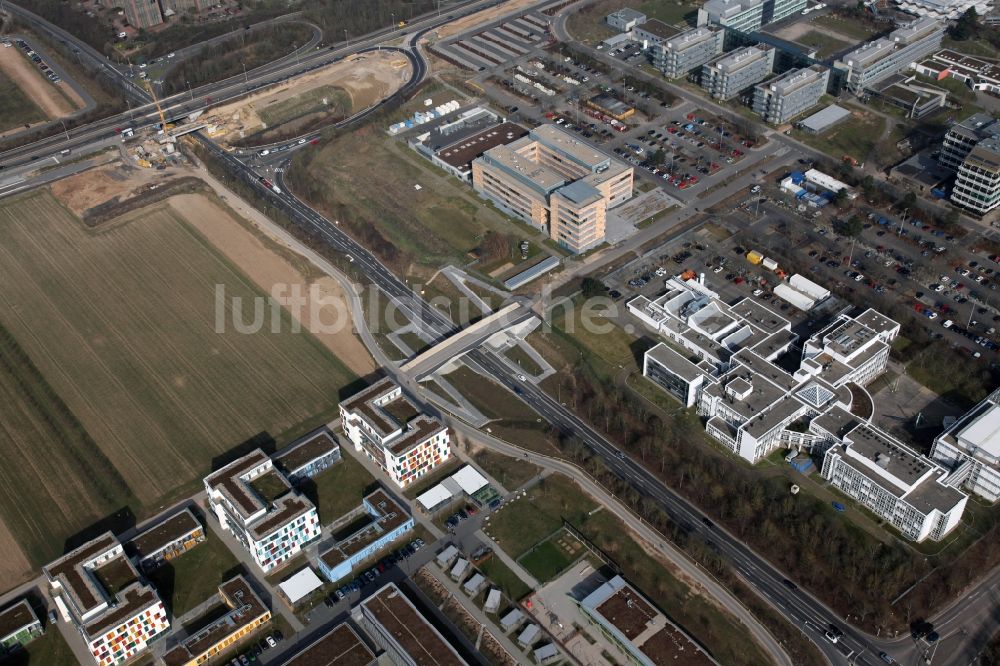 Luftaufnahme Mainz - Brücke ins Nichts. Baustelle zum Neubau des Straßen- Brückenbauwerks zwischen Uni-Campus und dem Erweiterungsgelände der Uni (Hochschule Mainz, Wohnheim, in Mainz im Bundesland Rheinland-Pfalz