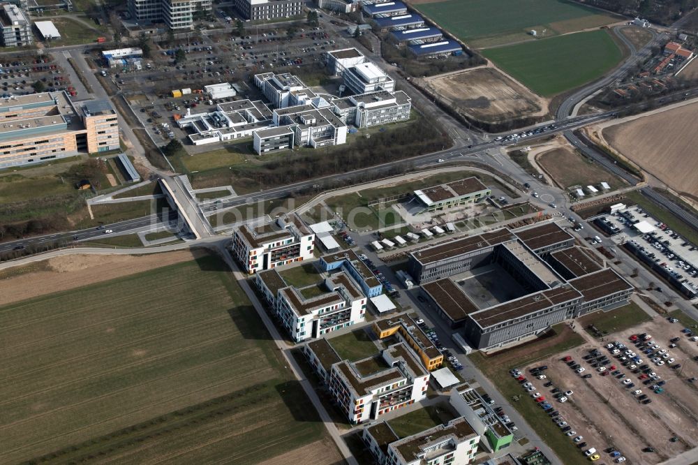 Mainz aus der Vogelperspektive: Brücke ins Nichts. Baustelle zum Neubau des Straßen- Brückenbauwerks zwischen Uni-Campus und dem Erweiterungsgelände der Uni (Hochschule Mainz, Wohnheim, in Mainz im Bundesland Rheinland-Pfalz