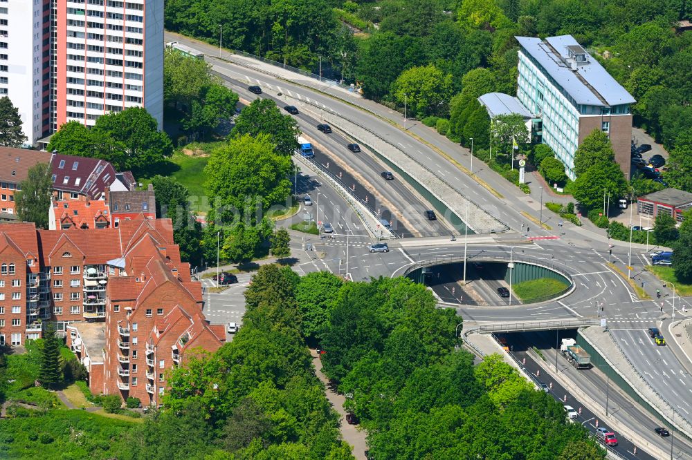 Kiel von oben - Brücke am Kreisverkehr - Straßenverlauf der Hamburger Chaussee - Theodor-Heuss-Ring in Kiel im Bundesland Schleswig-Holstein, Deutschland