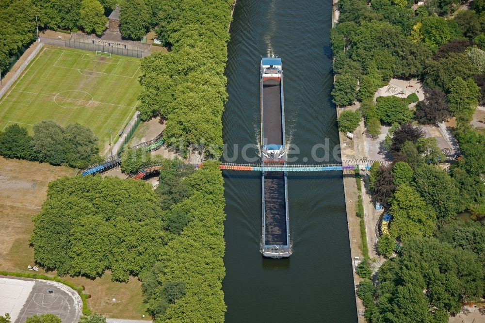 Oberhausen aus der Vogelperspektive: Brücke Slinky Springs to Fame mit Schiff in Oberhausen im Bundesland Nordrhein-Westfalen