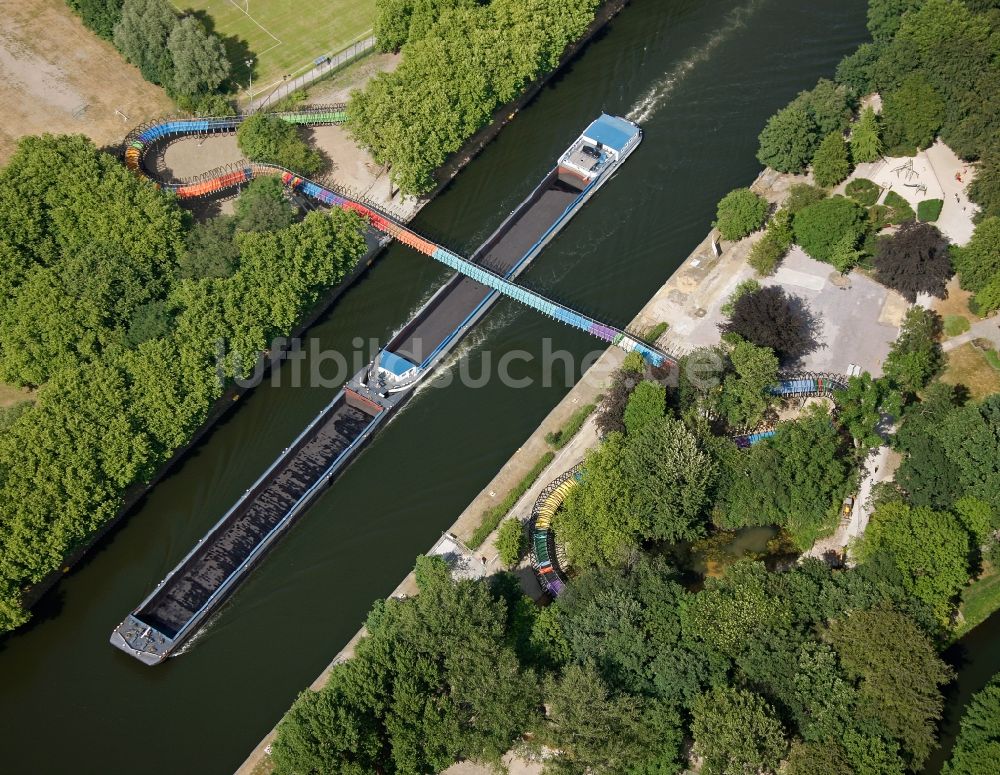 Luftaufnahme Oberhausen - Brücke Slinky Springs to Fame mit Schiff in Oberhausen im Bundesland Nordrhein-Westfalen