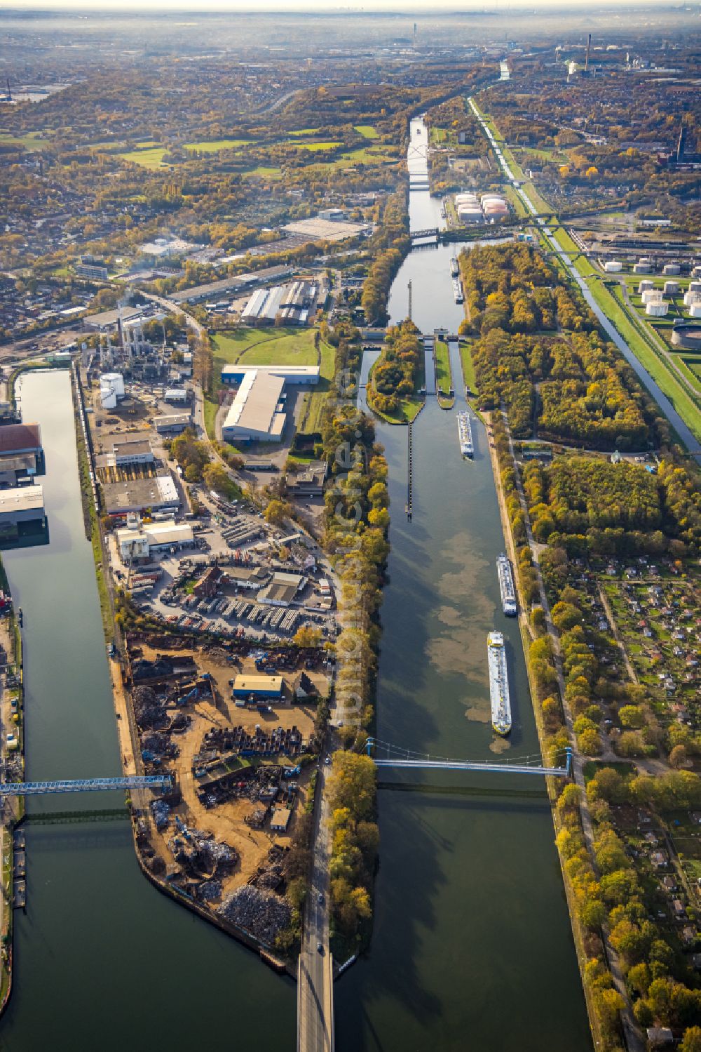 Luftbild Gelsenkirchen - Brücke am Stadthafen in Gelsenkirchen im Bundesland Nordrhein-Westfalen, Deutschland