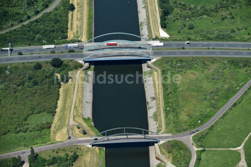 Magdeburg von oben - Brücken über den Abstiegskanal Rothensee in Magdeburg im Bundesland Sachsen-Anhalt