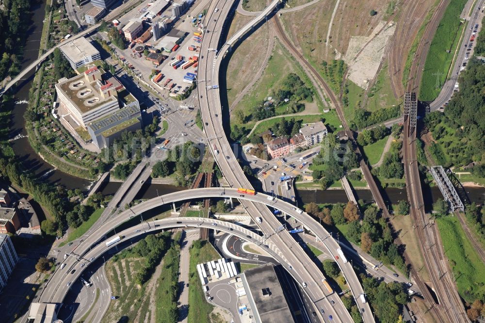 Luftaufnahme Basel - Brücken über den Fluss Wiese in Basel in der Schweiz