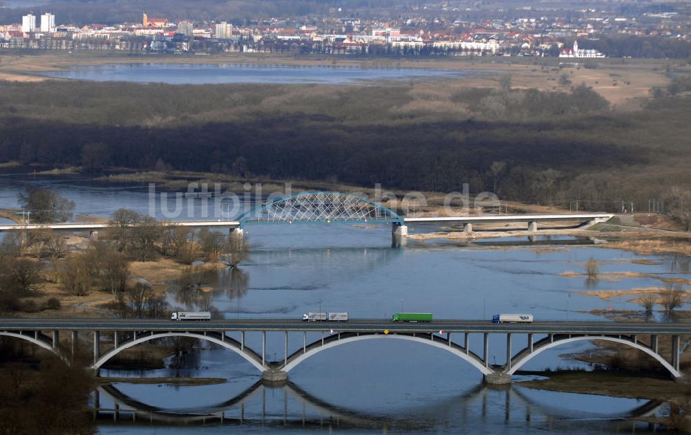 Frankfurt / Oder aus der Vogelperspektive: Brücken über die Oder bei Frankfurt (Oder)