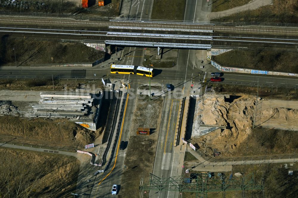 Berlin aus der Vogelperspektive: Brücken- Demontage Wuhletalbrücke im Ortsteil Marzahn in Berlin, Deutschland