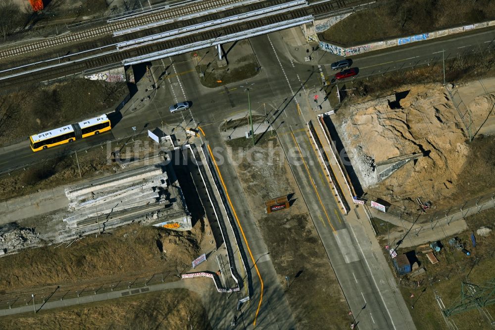 Luftaufnahme Berlin - Brücken- Demontage Wuhletalbrücke im Ortsteil Marzahn in Berlin, Deutschland