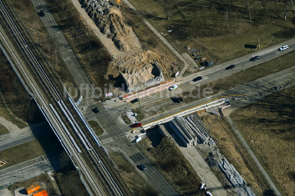 Luftbild Berlin - Brücken- Demontage Wuhletalbrücke im Ortsteil Marzahn in Berlin, Deutschland