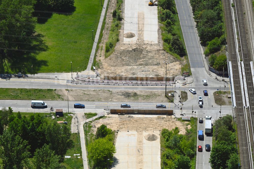 Berlin aus der Vogelperspektive: Brücken- Demontage Wuhletalbrücke im Ortsteil Marzahn in Berlin, Deutschland