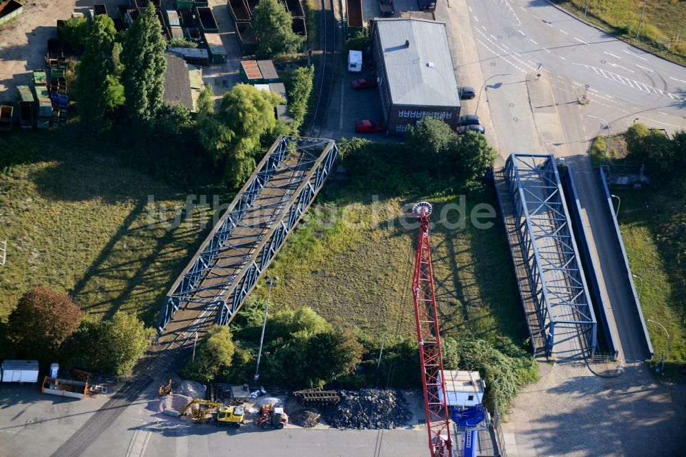 Hamburg von oben - Brücken am Ellerholzkanal in Hamburg-Mitte / Steinwerder