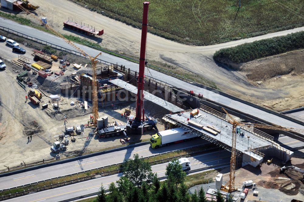 Luftaufnahme Dittersdorf - Brücken- Montagearbeiten an der Streckenführung der BAB Bundesautobahn A9 bei Dittersdorf in Thüringen