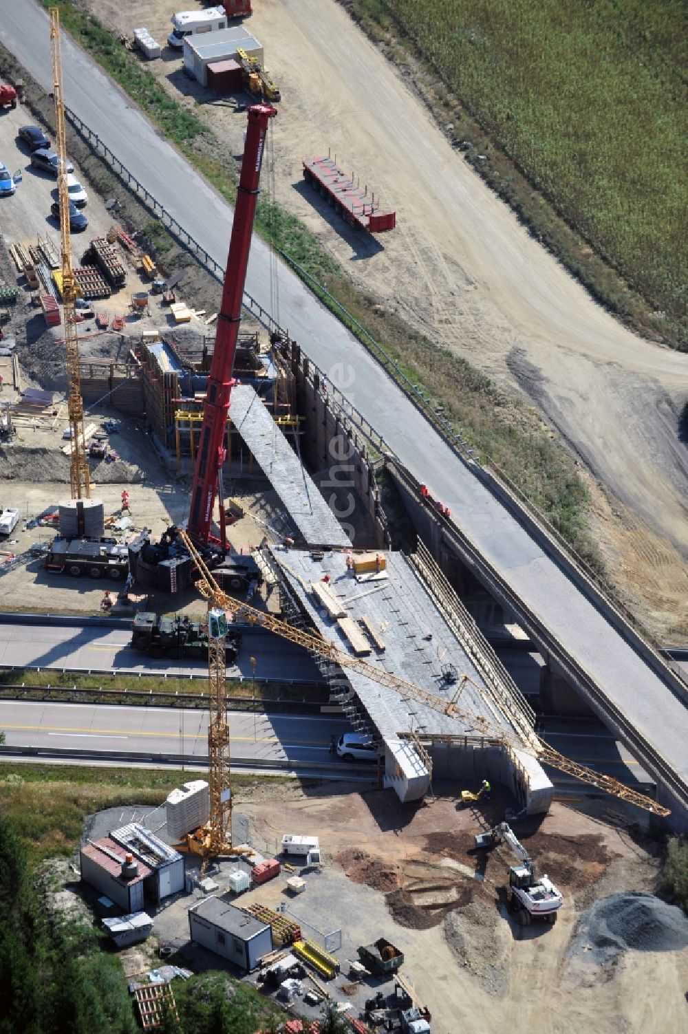 Dittersdorf von oben - Brücken- Montagearbeiten an der Streckenführung der BAB Bundesautobahn A9 bei Dittersdorf in Thüringen