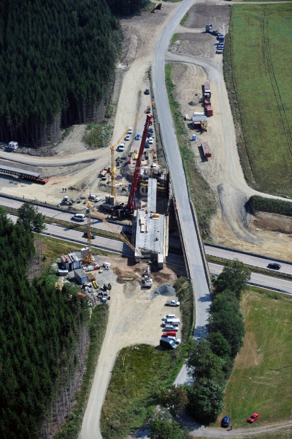 Dittersdorf aus der Vogelperspektive: Brücken- Montagearbeiten an der Streckenführung der BAB Bundesautobahn A9 bei Dittersdorf in Thüringen