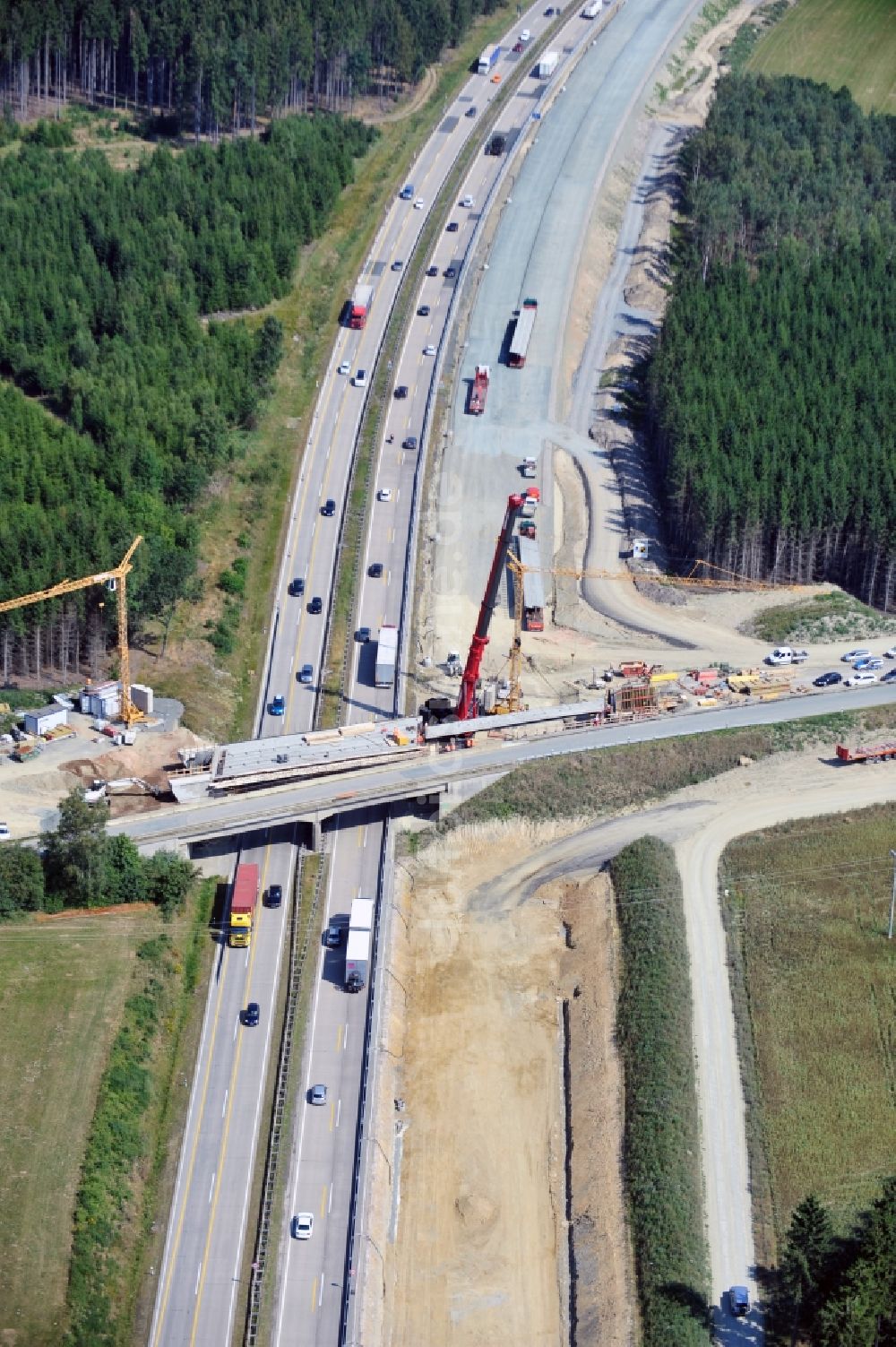 Luftaufnahme Dittersdorf - Brücken- Montagearbeiten an der Streckenführung der BAB Bundesautobahn A9 bei Dittersdorf in Thüringen