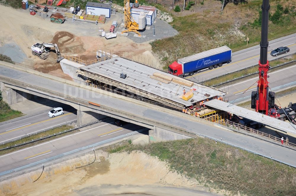 Dittersdorf von oben - Brücken- Montagearbeiten an der Streckenführung der BAB Bundesautobahn A9 bei Dittersdorf in Thüringen