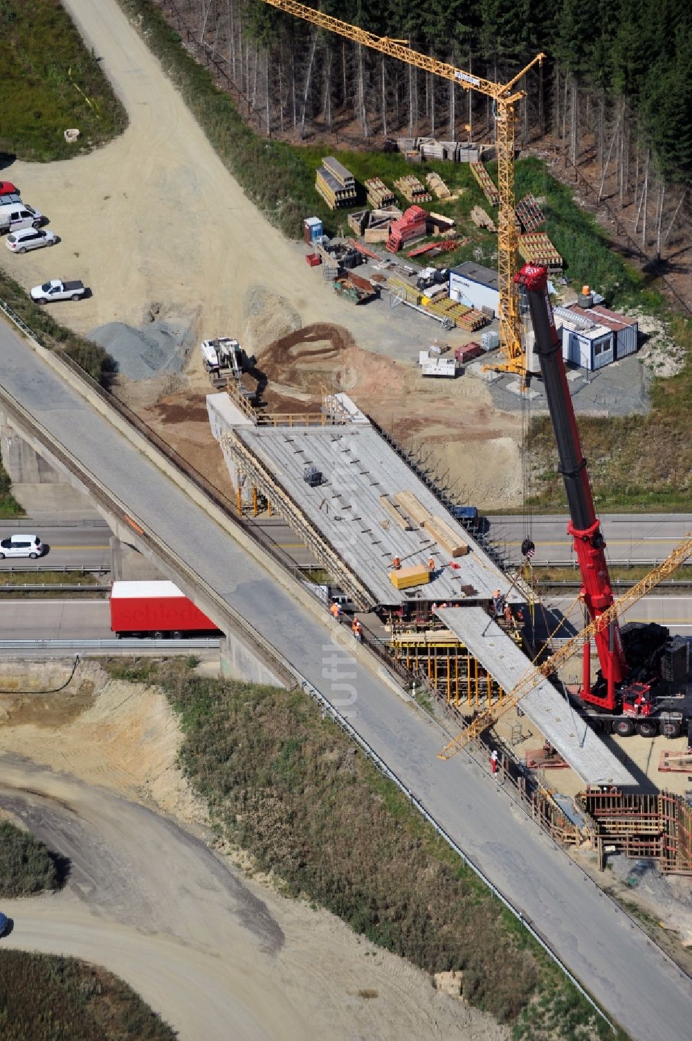 Dittersdorf aus der Vogelperspektive: Brücken- Montagearbeiten an der Streckenführung der BAB Bundesautobahn A9 bei Dittersdorf in Thüringen