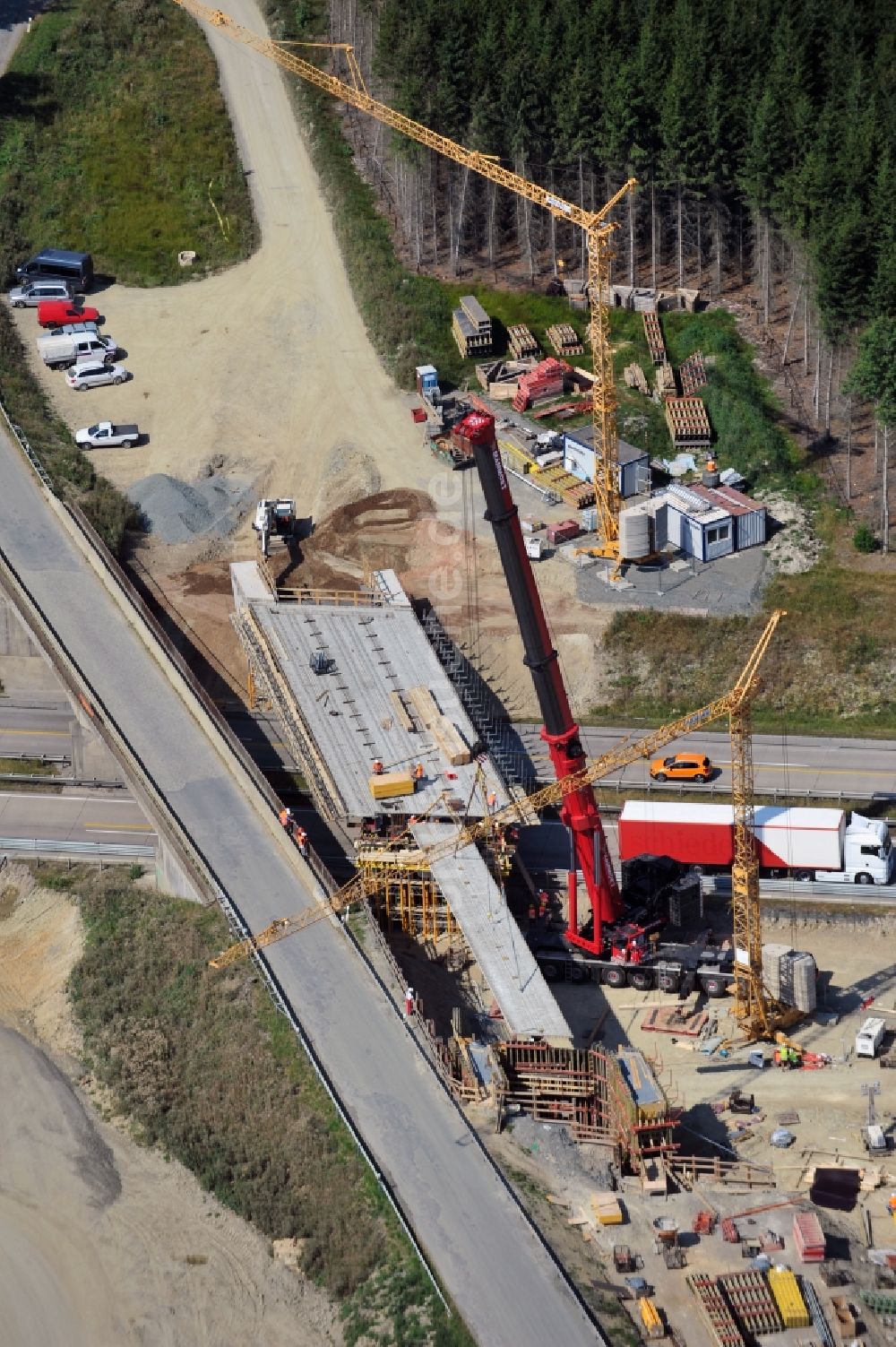 Luftbild Dittersdorf - Brücken- Montagearbeiten an der Streckenführung der BAB Bundesautobahn A9 bei Dittersdorf in Thüringen