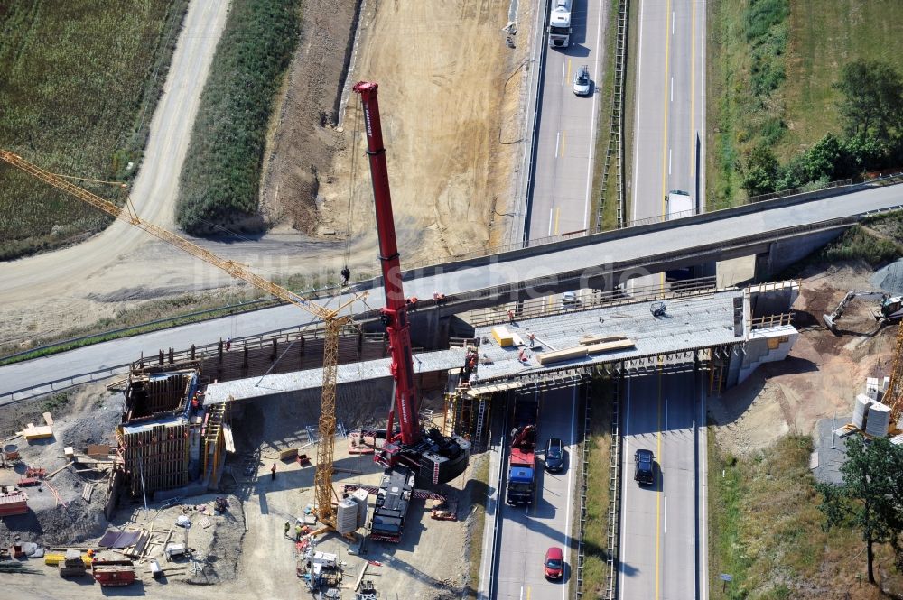 Luftaufnahme Dittersdorf - Brücken- Montagearbeiten an der Streckenführung der BAB Bundesautobahn A9 bei Dittersdorf in Thüringen