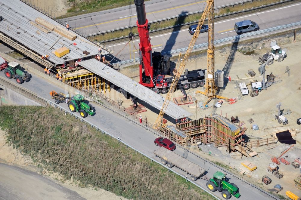 Dittersdorf von oben - Brücken- Montagearbeiten an der Streckenführung der BAB Bundesautobahn A9 bei Dittersdorf in Thüringen