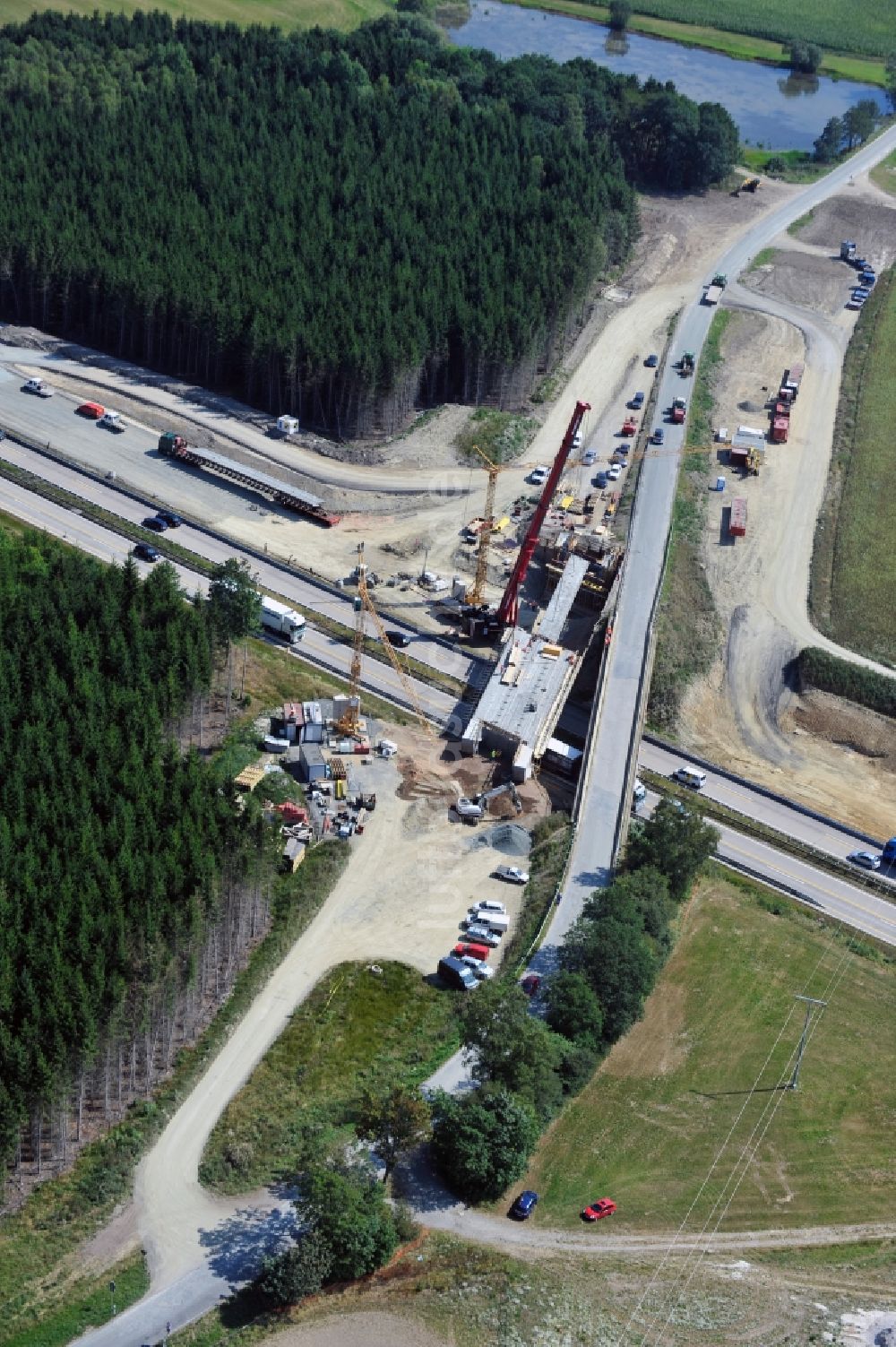 Dittersdorf von oben - Brücken- Montagearbeiten an der Streckenführung der BAB Bundesautobahn A9 bei Dittersdorf in Thüringen