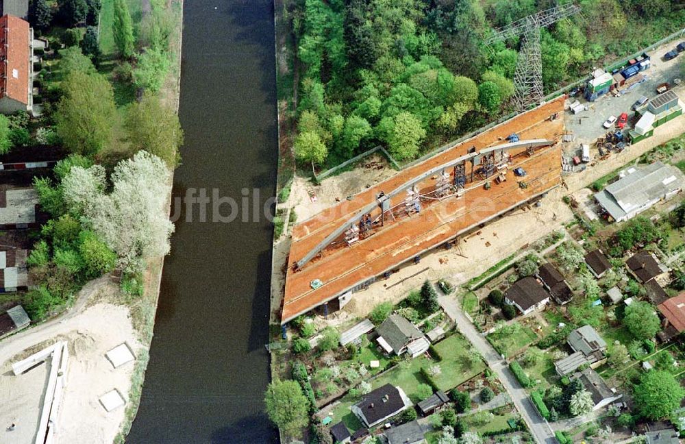 Berlin-Schöneweide von oben - Brückenbau über den Britzer Zweigkanal an der Südostallee zur Königsheide in Schöneweide.