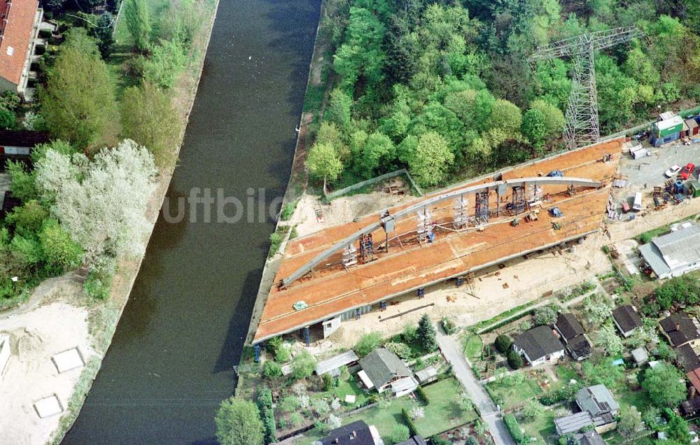 Berlin-Schöneweide aus der Vogelperspektive: Brückenbau über den Britzer Zweigkanal an der Südostallee zur Königsheide in Schöneweide.