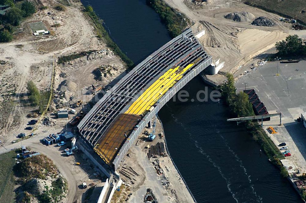 Berlin / Johannisthal aus der Vogelperspektive: Brückenbau zur Stadtautobahn am Teltow-Kanal im Bereich des Hafens Rudow-Ost am Randes des Gelände des ehem Flugplatz Johannisthal