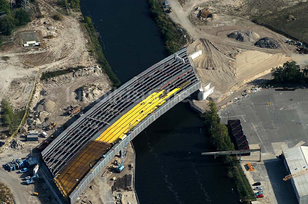 Luftbild Berlin / Johannisthal - Brückenbau zur Stadtautobahn am Teltow-Kanal im Bereich des Hafens Rudow-Ost am Randes des Gelände des ehem Flugplatz Johannisthal