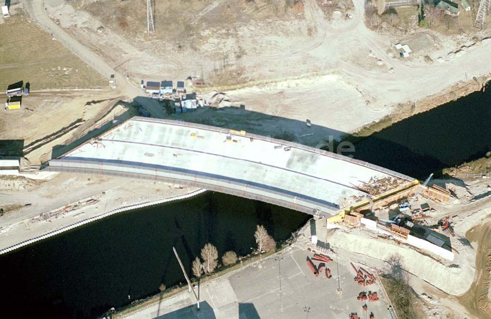 Luftbild Berlin-Johannisthal - Brückenbau zur Stadtautobahn am Teltow-Kanal im Bereich des Hafens Rudow-Ost am Randes des Gelände des ehem Flugplatz Johannisthal