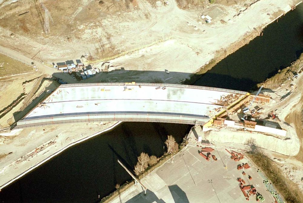 Berlin-Johannisthal von oben - Brückenbau zur Stadtautobahn am Teltow-Kanal im Bereich des Hafens Rudow-Ost am Randes des Gelände des ehem Flugplatz Johannisthal