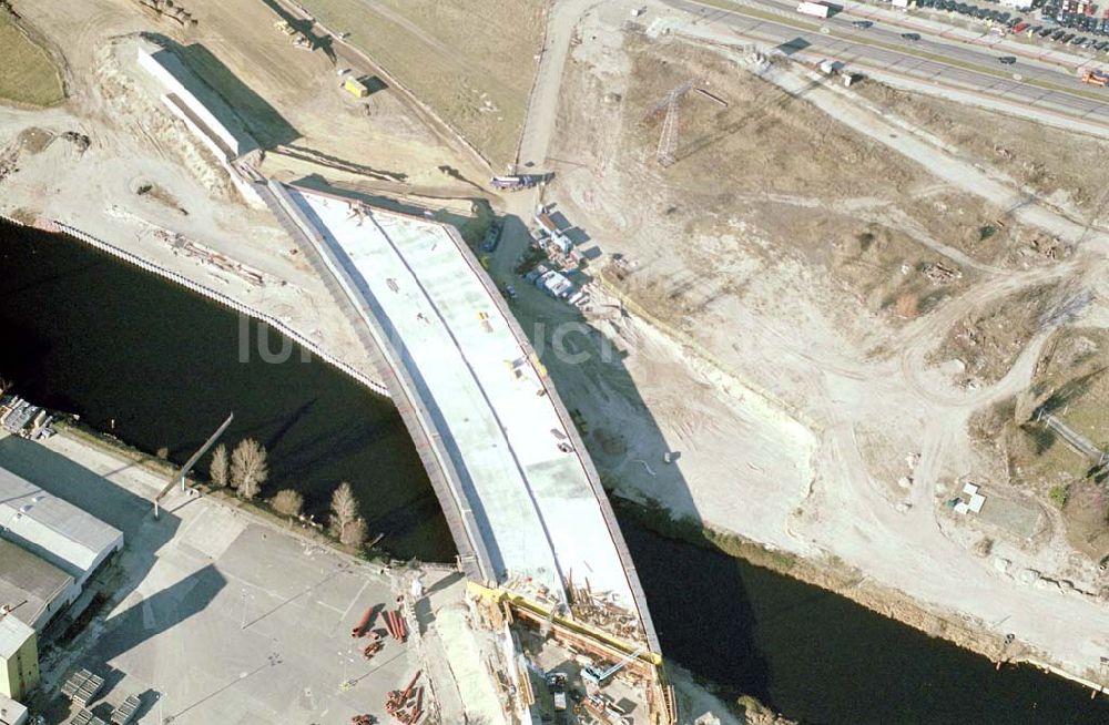 Luftbild Berlin-Johannisthal - Brückenbau zur Stadtautobahn am Teltow-Kanal im Bereich des Hafens Rudow-Ost am Randes des Gelände des ehem Flugplatz Johannisthal