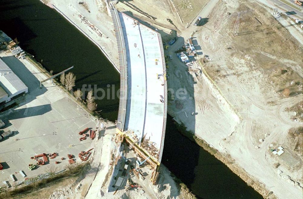 Luftaufnahme Berlin-Johannisthal - Brückenbau zur Stadtautobahn am Teltow-Kanal im Bereich des Hafens Rudow-Ost am Randes des Gelände des ehem Flugplatz Johannisthal