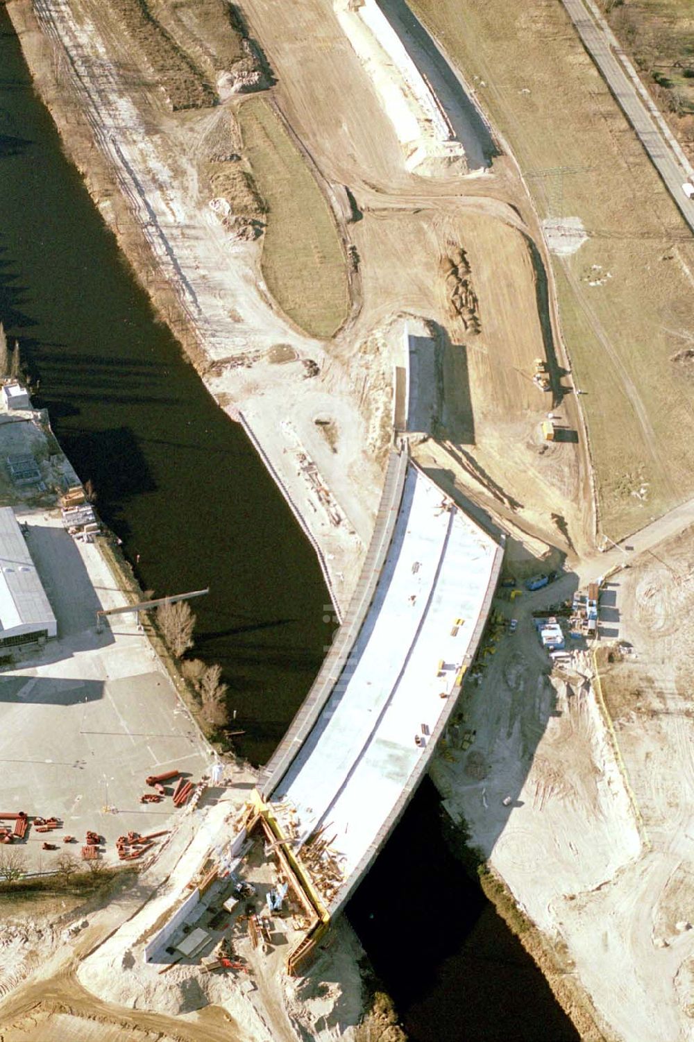 Berlin-Johannisthal von oben - Brückenbau zur Stadtautobahn am Teltow-Kanal im Bereich des Hafens Rudow-Ost am Randes des Gelände des ehem Flugplatz Johannisthal