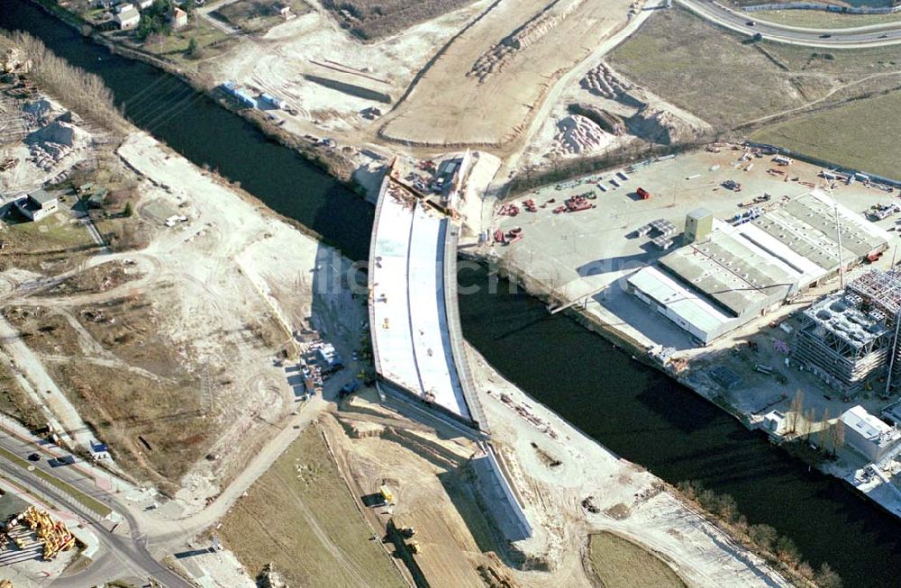 Luftbild Berlin-Johannisthal - Brückenbau zur Stadtautobahn am Teltow-Kanal im Bereich des Hafens Rudow-Ost am Randes des Gelände des ehem Flugplatz Johannisthal