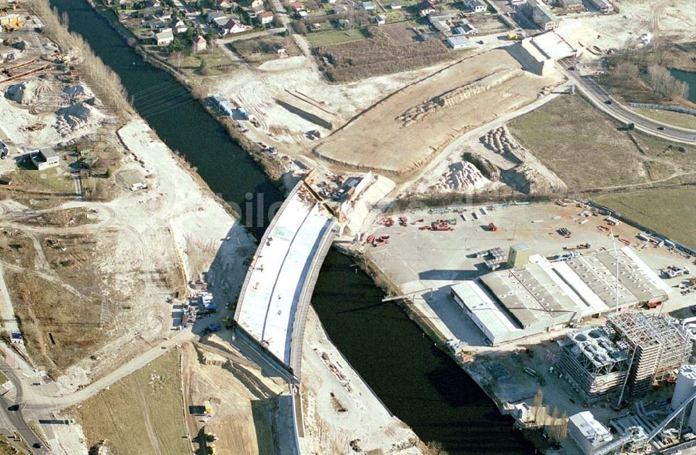 Luftaufnahme Berlin-Johannisthal - Brückenbau zur Stadtautobahn am Teltow-Kanal im Bereich des Hafens Rudow-Ost am Randes des Gelände des ehem Flugplatz Johannisthal