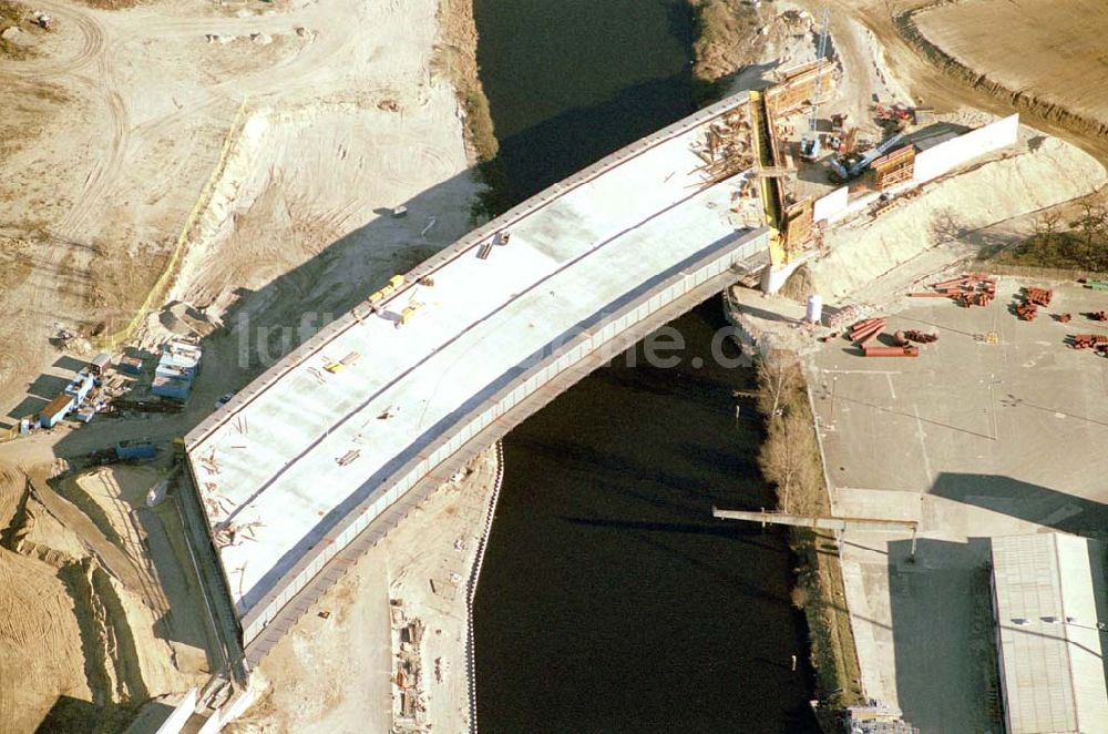 Berlin-Johannisthal von oben - Brückenbau zur Stadtautobahn am Teltow-Kanal im Bereich des Hafens Rudow-Ost am Randes des Gelände des ehem Flugplatz Johannisthal