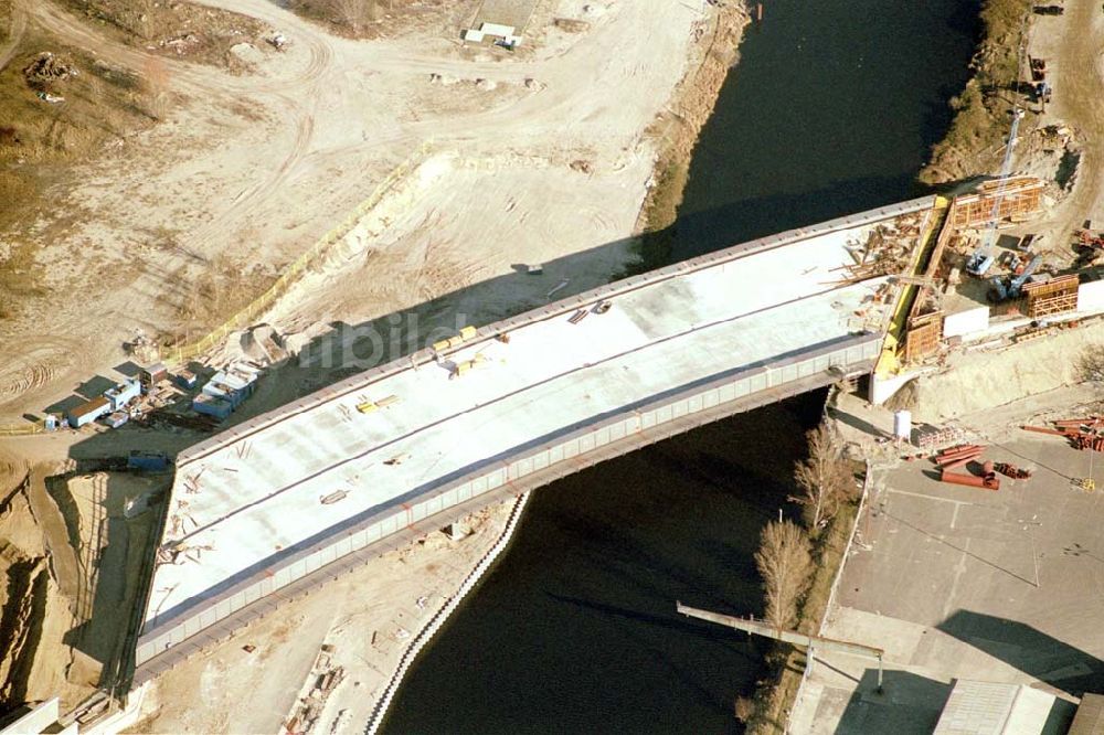 Berlin-Johannisthal aus der Vogelperspektive: Brückenbau zur Stadtautobahn am Teltow-Kanal im Bereich des Hafens Rudow-Ost am Randes des Gelände des ehem Flugplatz Johannisthal