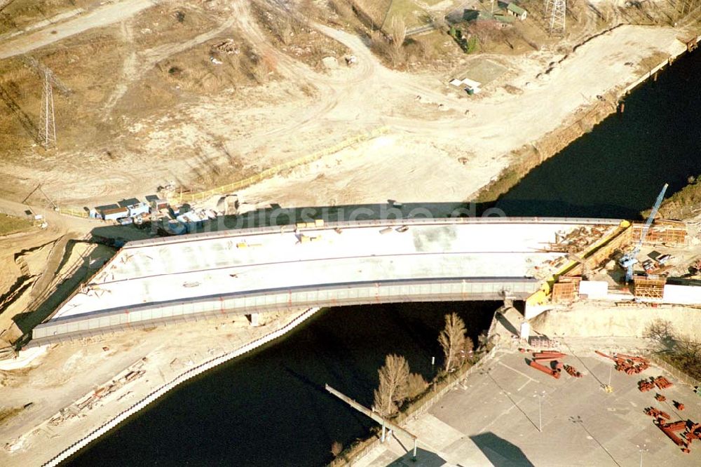 Luftbild Berlin-Johannisthal - Brückenbau zur Stadtautobahn am Teltow-Kanal im Bereich des Hafens Rudow-Ost am Randes des Gelände des ehem Flugplatz Johannisthal