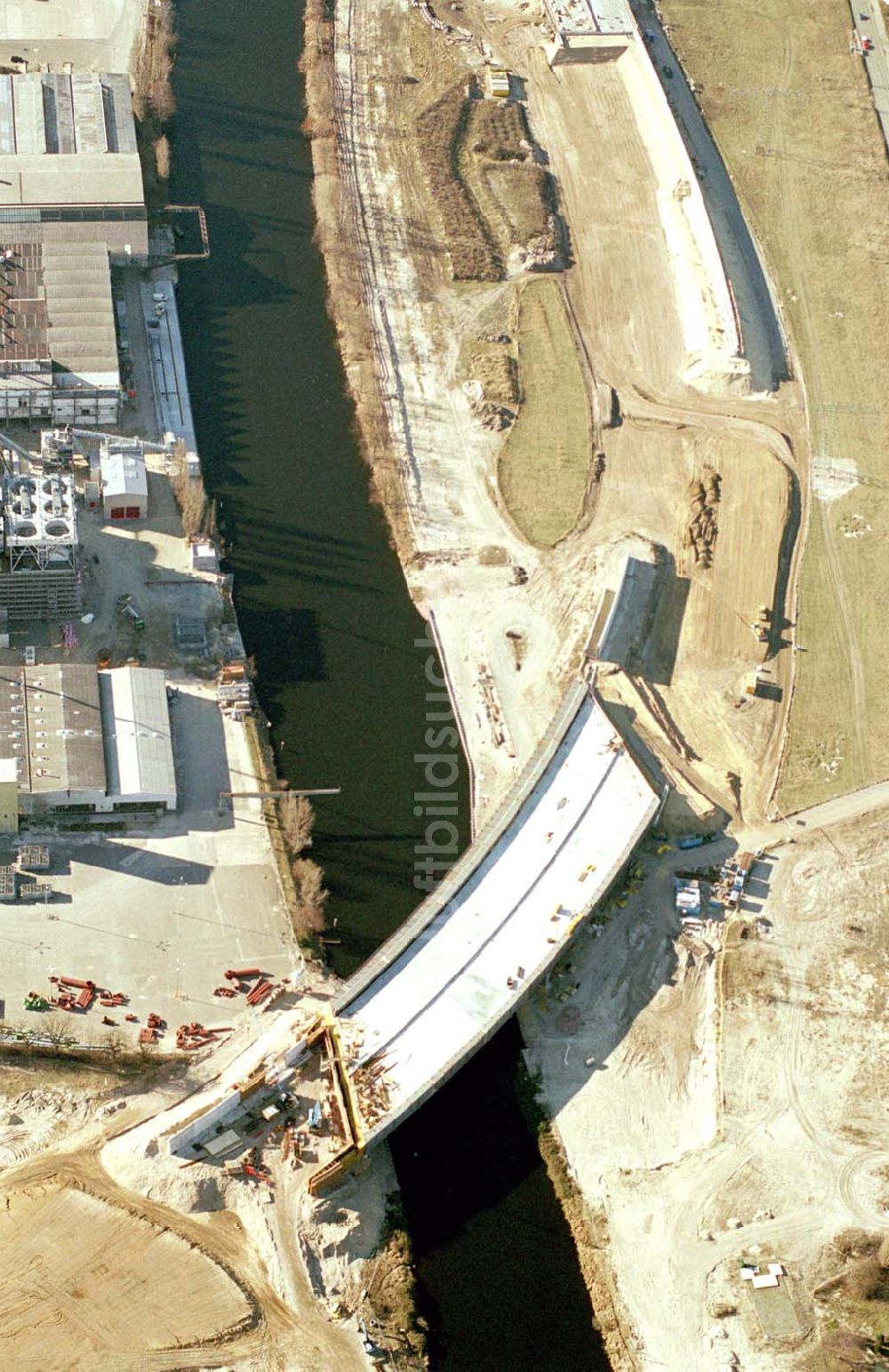 Berlin-Johannisthal von oben - Brückenbau zur Stadtautobahn am Teltow-Kanal im Bereich des Hafens Rudow-Ost am Randes des Gelände des ehem Flugplatz Johannisthal